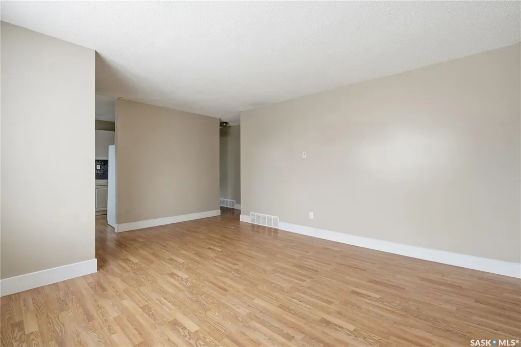 94 Lloyd Crescent Regina SK S4R 6C1