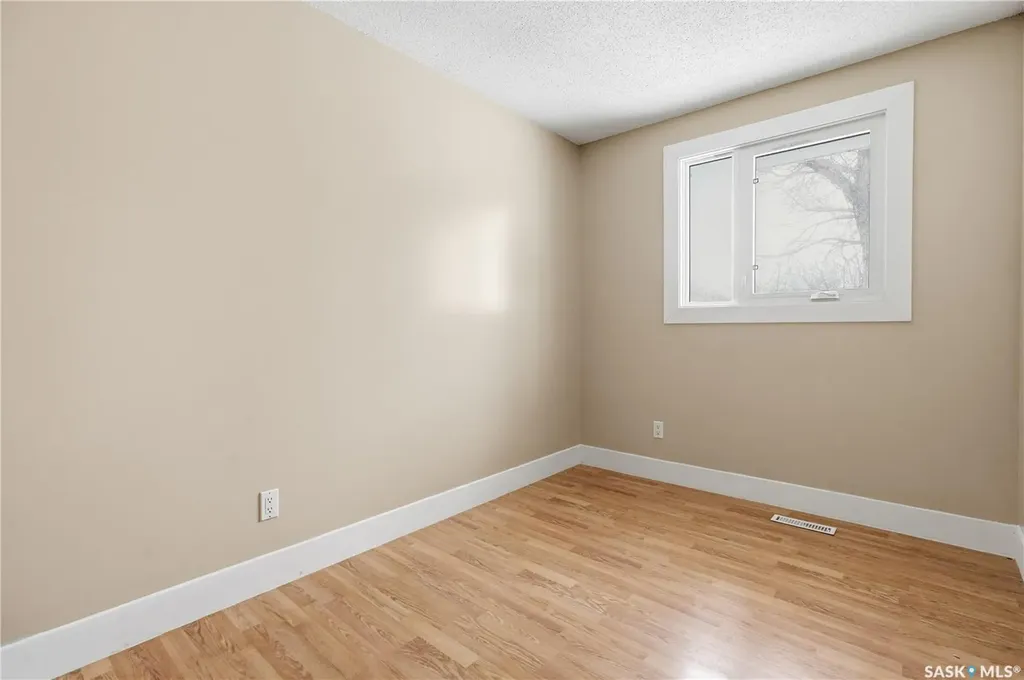 94 Lloyd Crescent Regina SK S4R 6C1