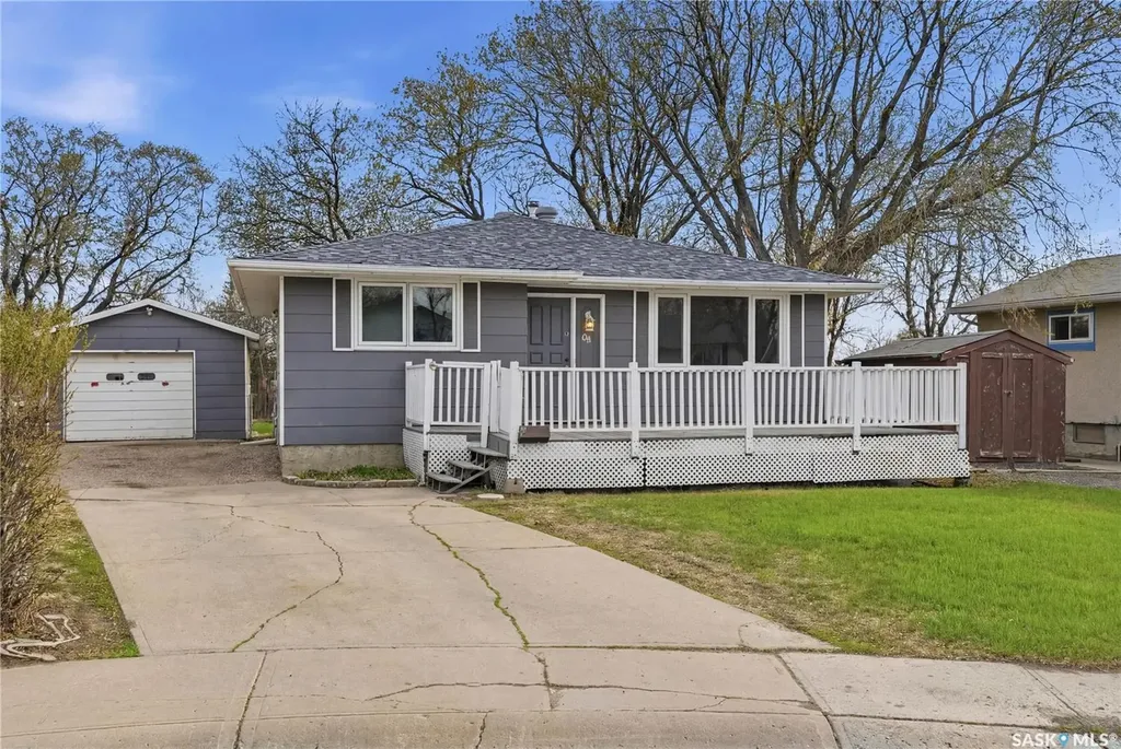 94 Lloyd Crescent Regina SK S4R 6C1