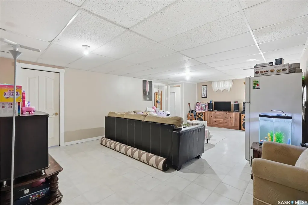 94 Lloyd Crescent Regina SK S4R 6C1