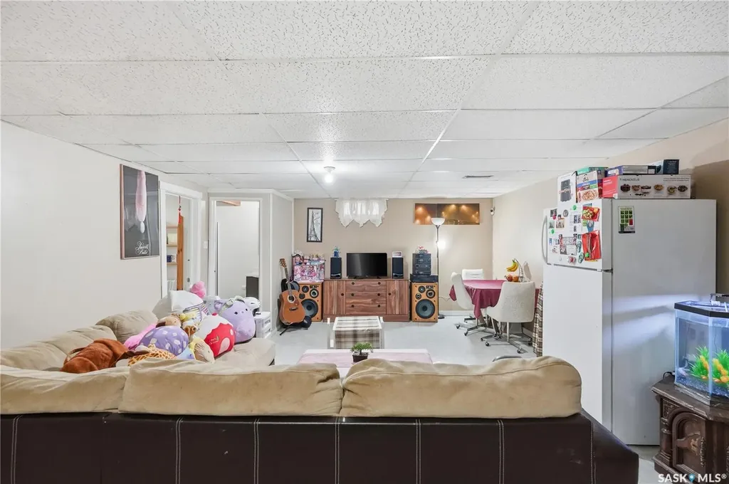 94 Lloyd Crescent Regina SK S4R 6C1