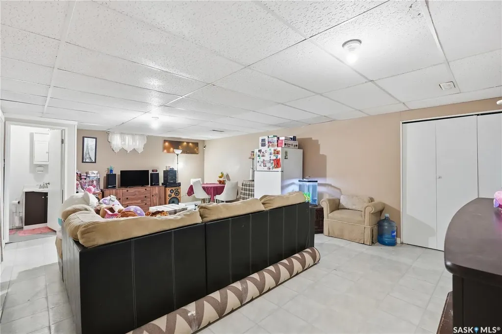 94 Lloyd Crescent Regina SK S4R 6C1