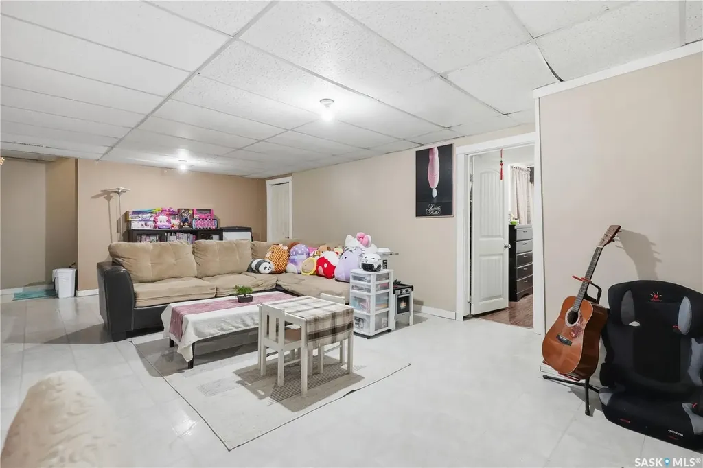 94 Lloyd Crescent Regina SK S4R 6C1