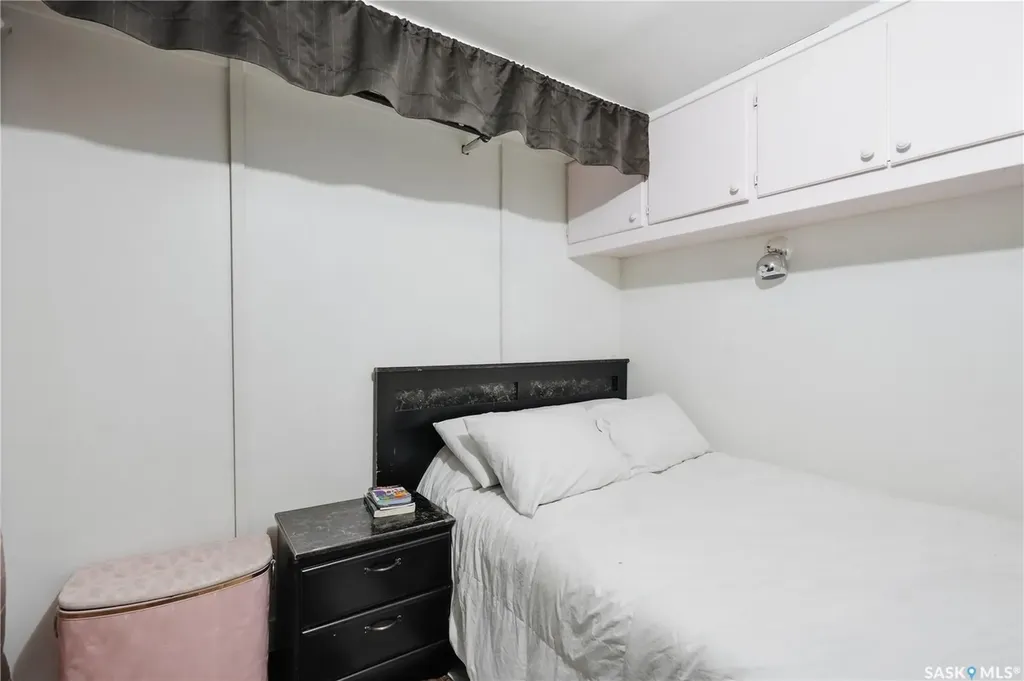 94 Lloyd Crescent Regina SK S4R 6C1