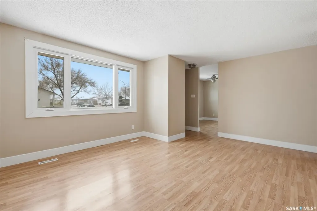 94 Lloyd Crescent Regina SK S4R 6C1