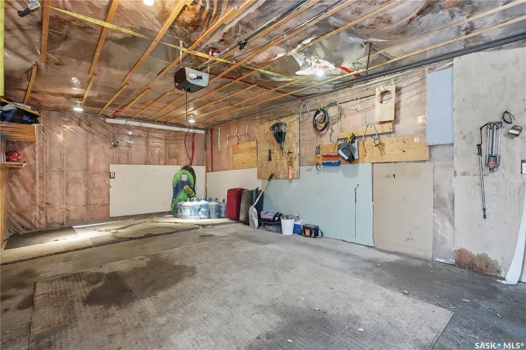 94 Lloyd Crescent Regina SK S4R 6C1