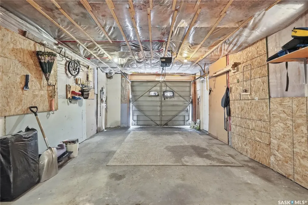 94 Lloyd Crescent Regina SK S4R 6C1