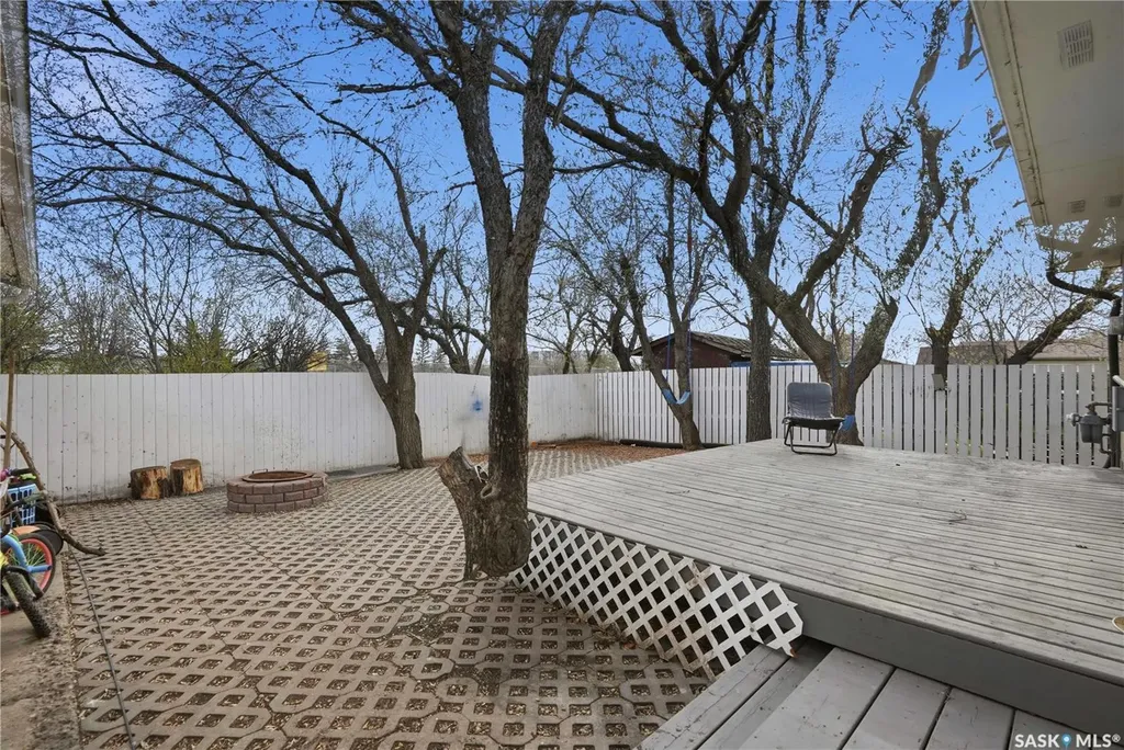 94 Lloyd Crescent Regina SK S4R 6C1