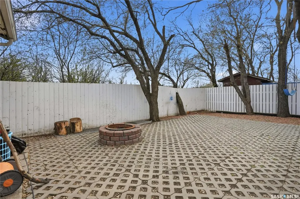 94 Lloyd Crescent Regina SK S4R 6C1