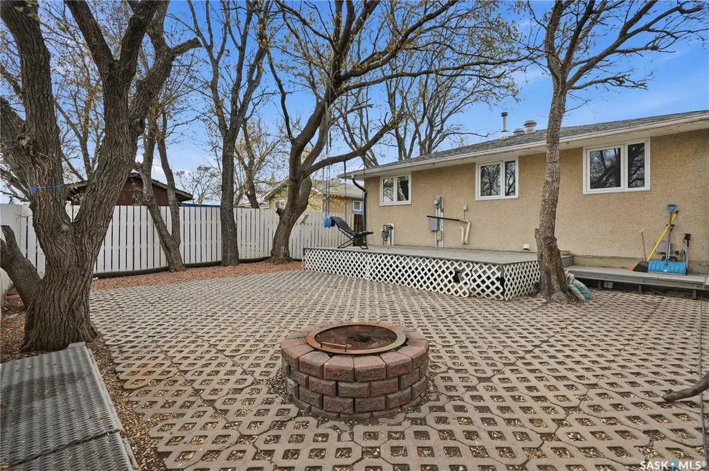 94 Lloyd Crescent Regina SK S4R 6C1
