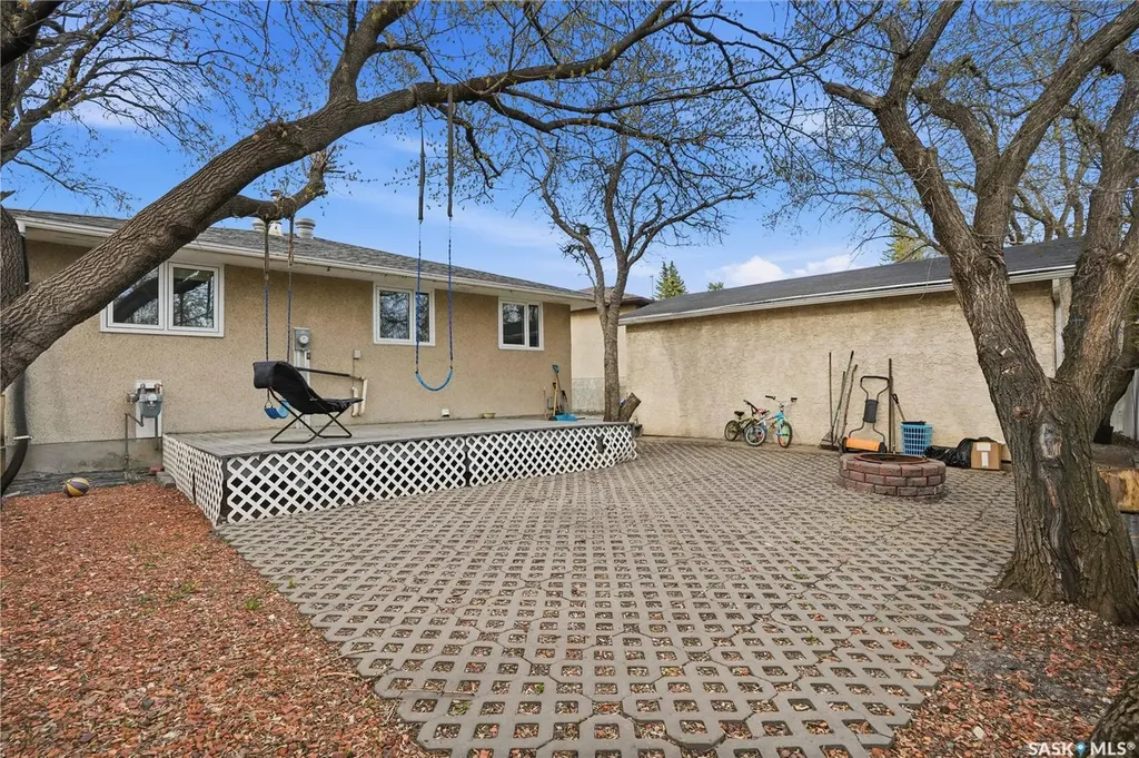 94 Lloyd Crescent Regina SK S4R 6C1