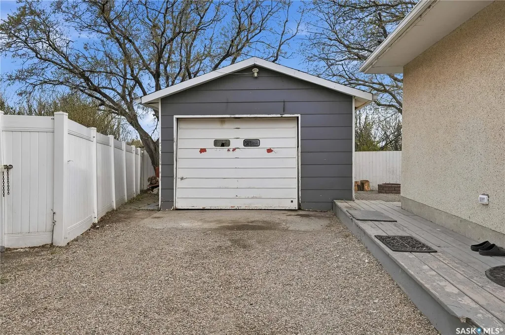 94 Lloyd Crescent Regina SK S4R 6C1