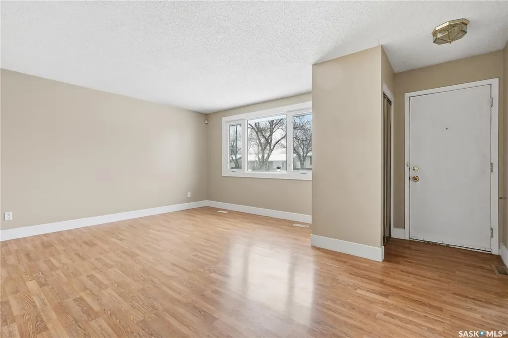 94 Lloyd Crescent Regina SK S4R 6C1