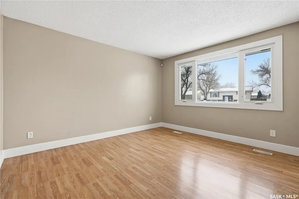 94 Lloyd Crescent Regina SK S4R 6C1