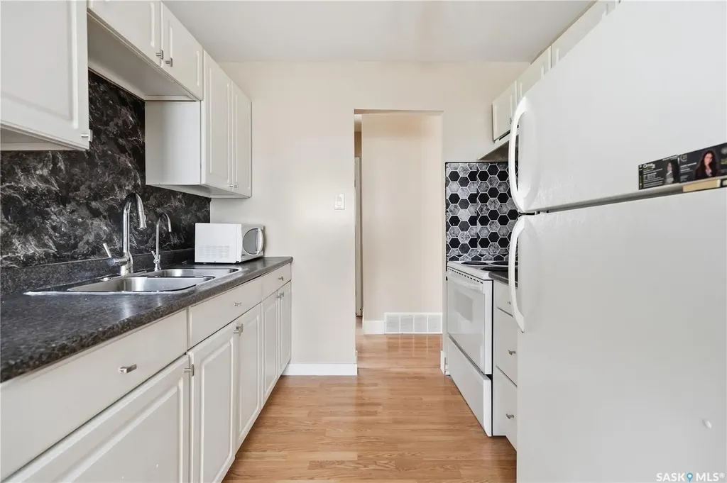 94 Lloyd Crescent Regina SK S4R 6C1