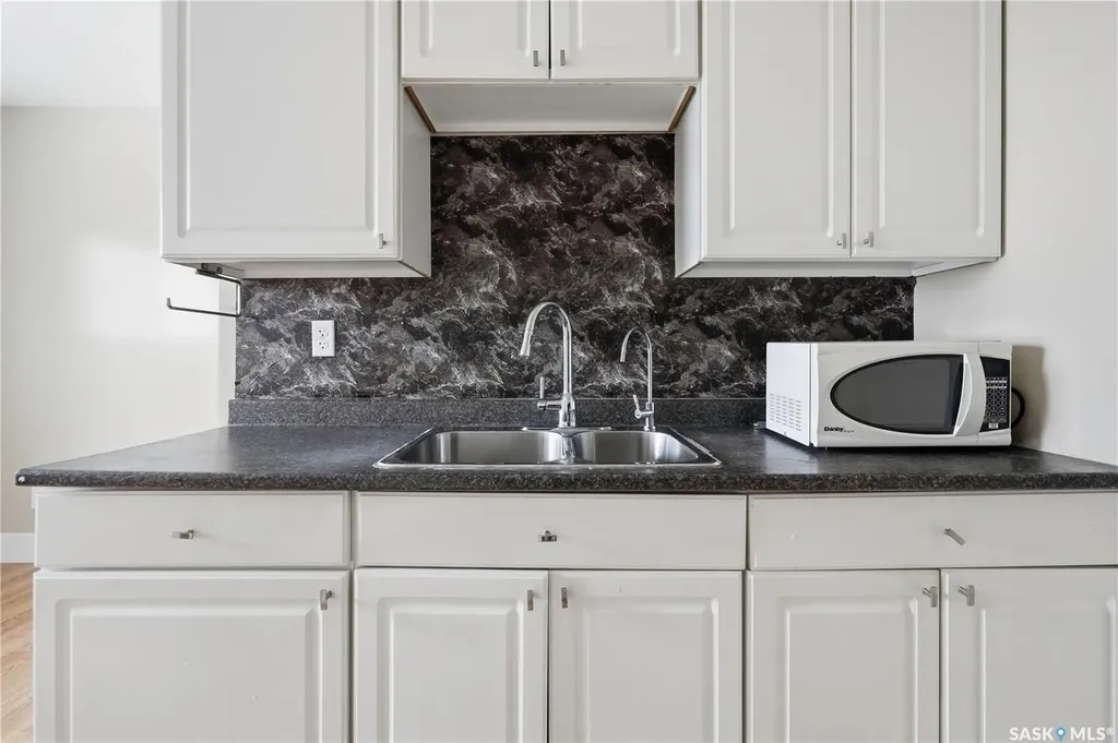 94 Lloyd Crescent Regina SK S4R 6C1