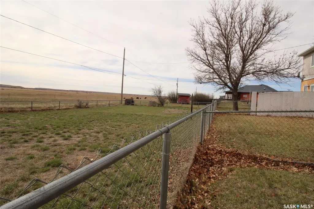 310-320 Railway Avenue W Val Marie SK S0N 2T0