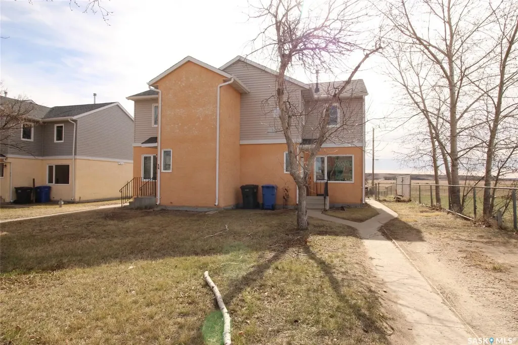 310-320 Railway Avenue W Val Marie SK S0N 2T0