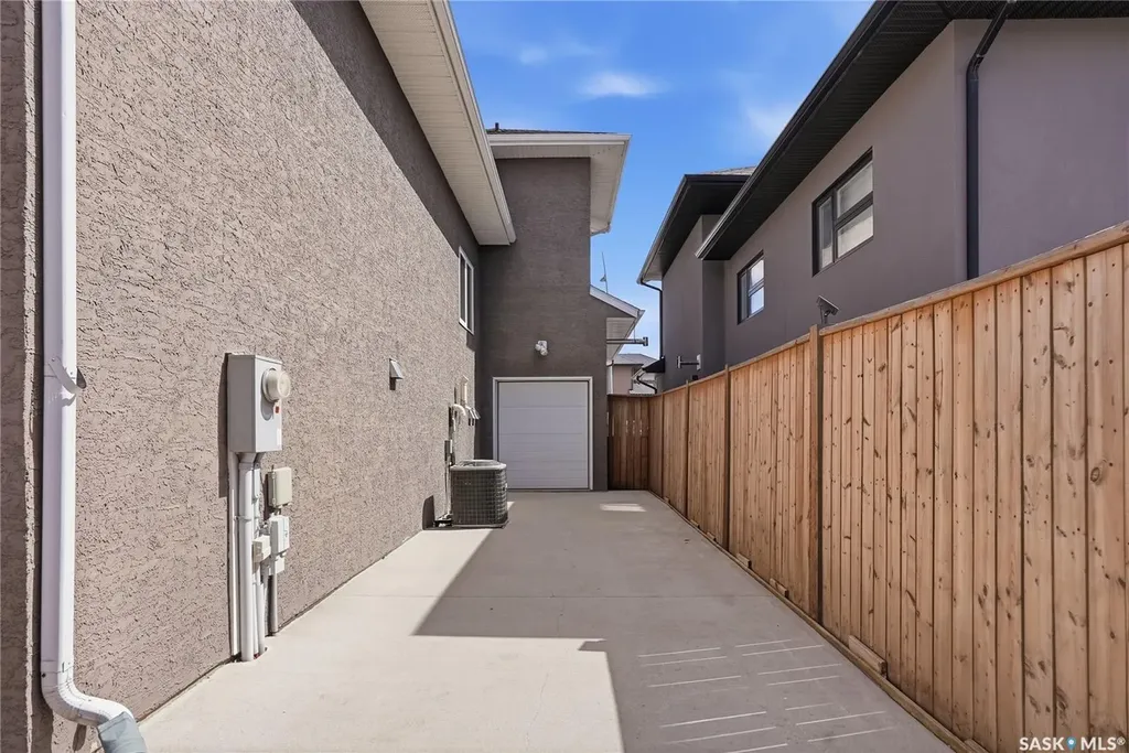 1807 Pohorecky Crescent Saskatoon SK S7W 0J2