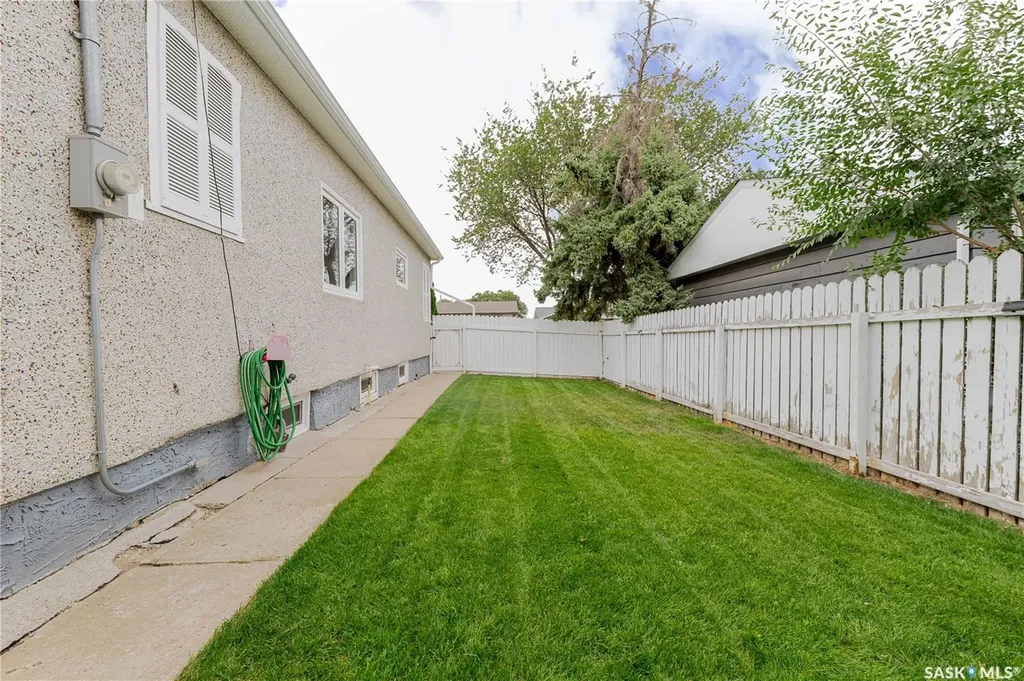 1117 Iroquois Street W Moose Jaw SK S6H 5C1