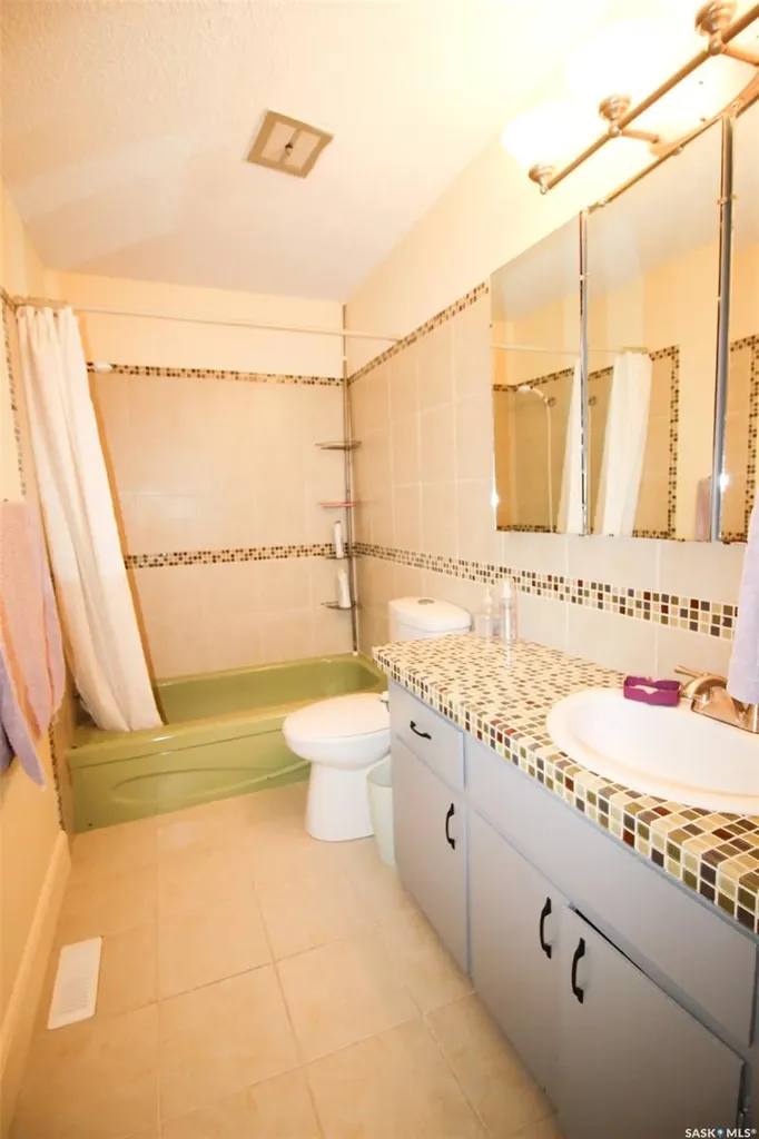 128 1st Street E Frontier SK S0N 0W0