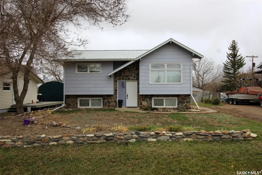 128 1st Street E Frontier SK S0N 0W0