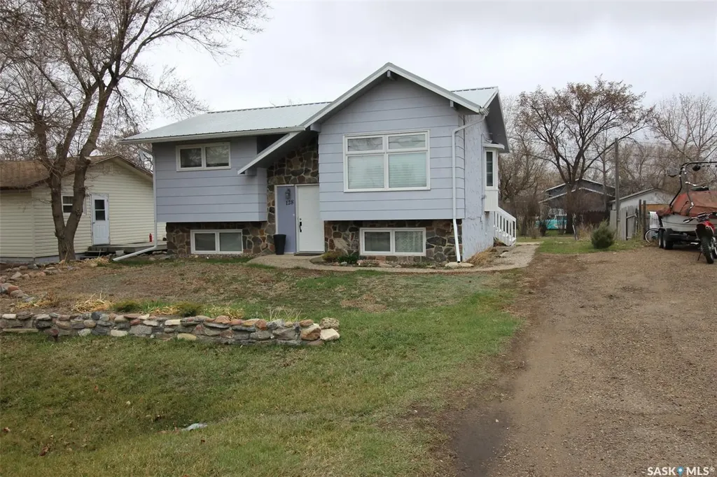 128 1st Street E Frontier SK S0N 0W0