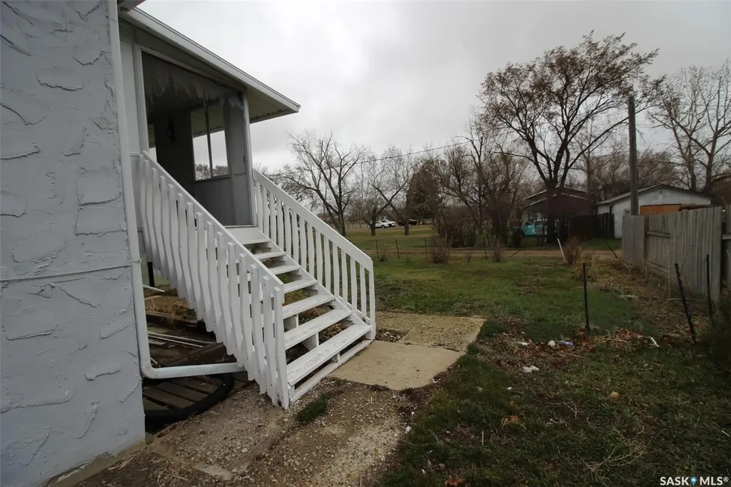 128 1st Street E Frontier SK S0N 0W0