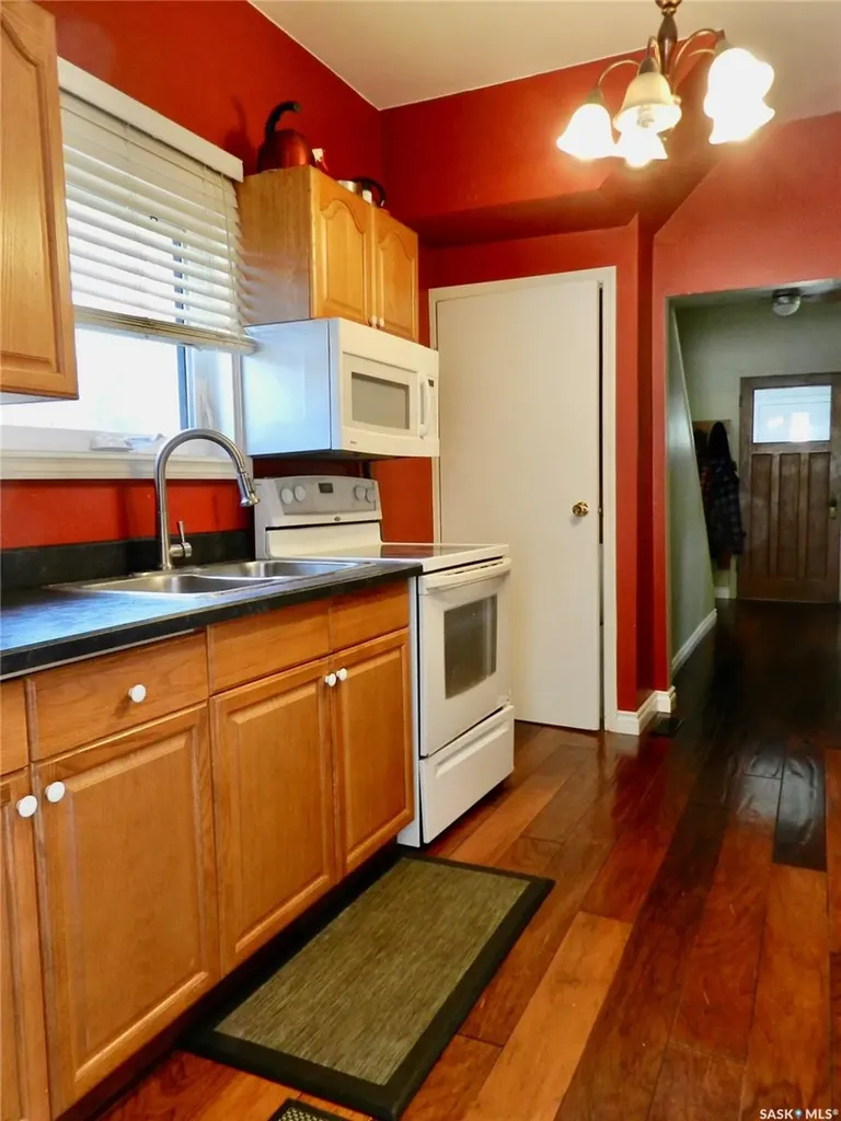 1121 6th Avenue NW Moose Jaw SK S6H 4A7