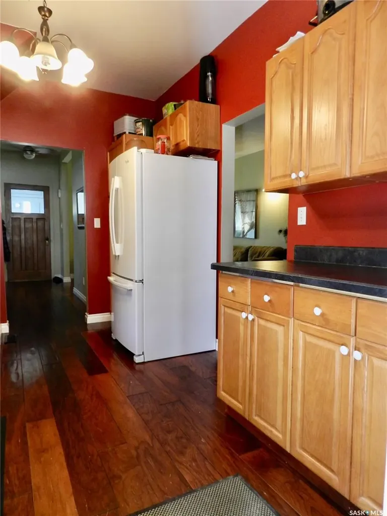 1121 6th Avenue NW Moose Jaw SK S6H 4A7