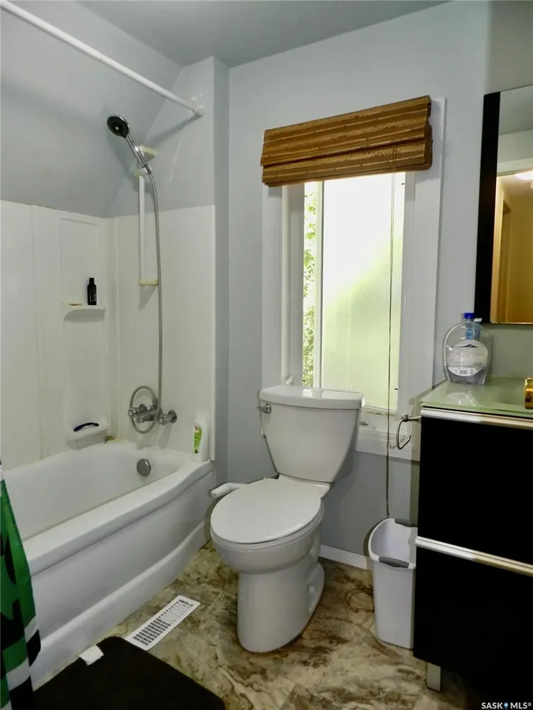 1121 6th Avenue NW Moose Jaw SK S6H 4A7