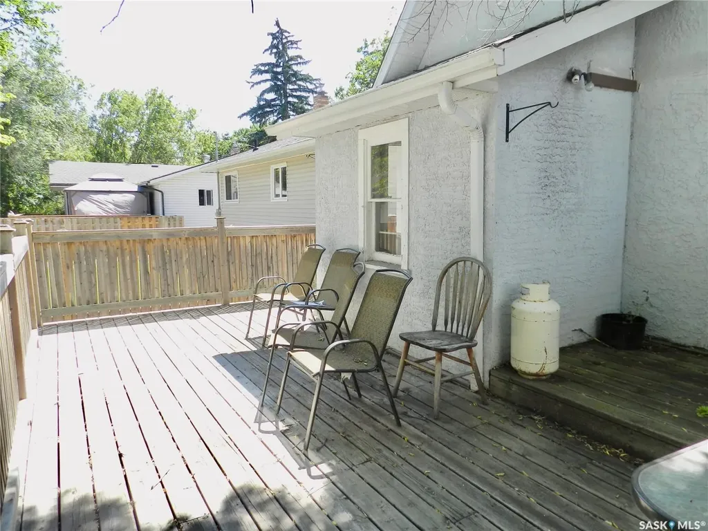 1121 6th Avenue NW Moose Jaw SK S6H 4A7