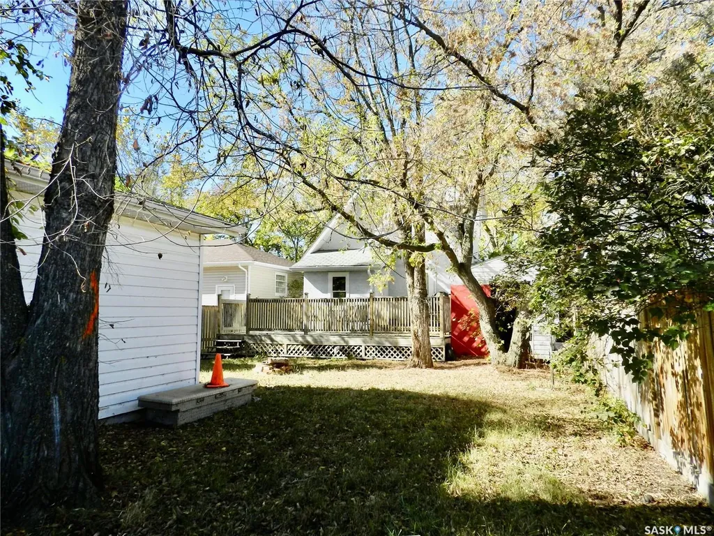 1121 6th Avenue NW Moose Jaw SK S6H 4A7