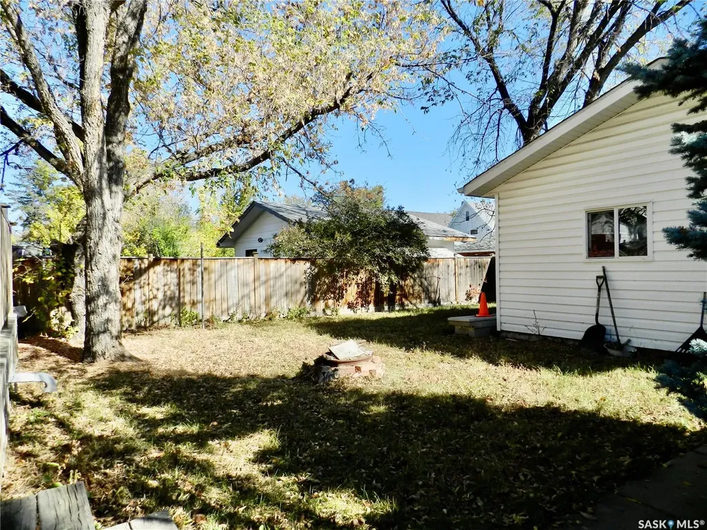1121 6th Avenue NW Moose Jaw SK S6H 4A7