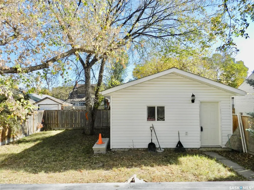 1121 6th Avenue NW Moose Jaw SK S6H 4A7