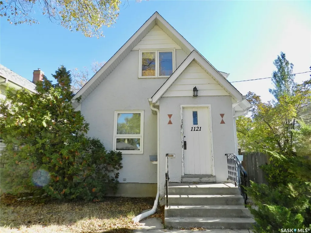 1121 6th Avenue NW Moose Jaw SK S6H 4A7