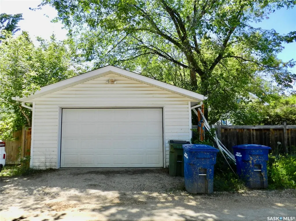 1121 6th Avenue NW Moose Jaw SK S6H 4A7