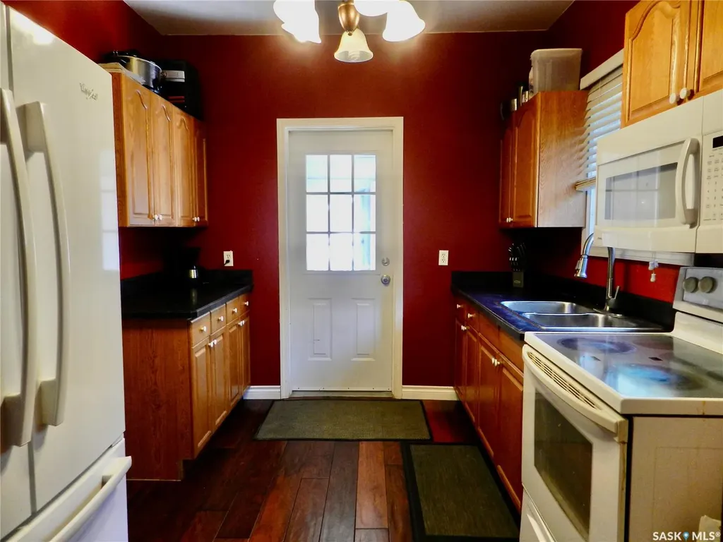 1121 6th Avenue NW Moose Jaw SK S6H 4A7