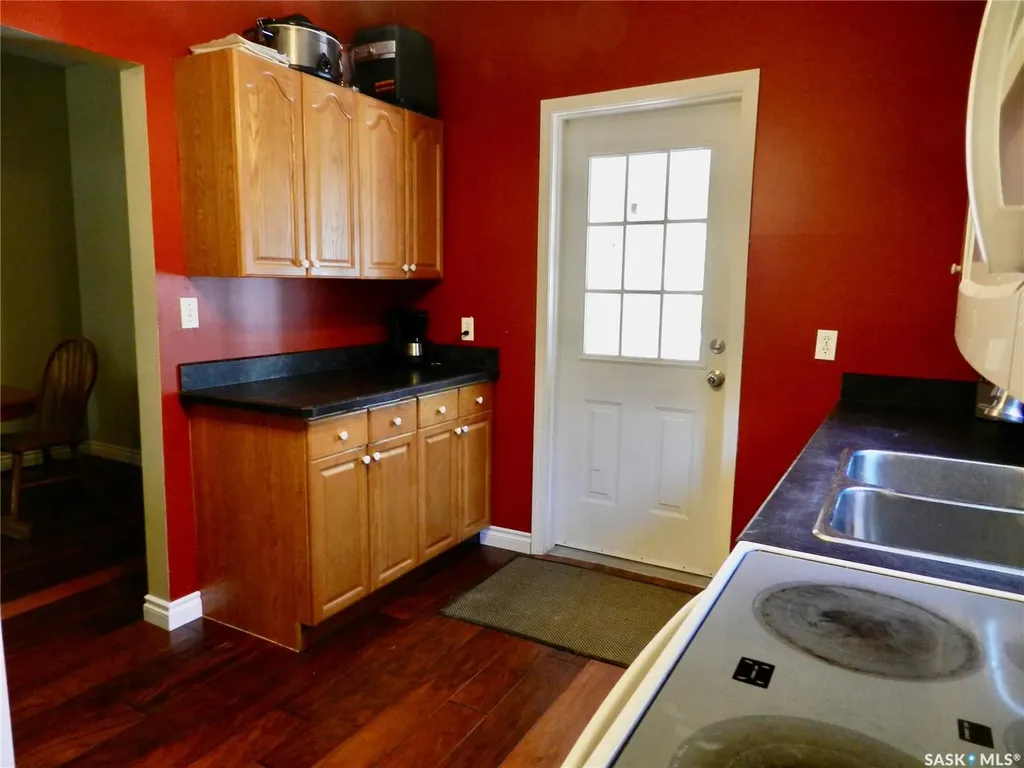 1121 6th Avenue NW Moose Jaw SK S6H 4A7