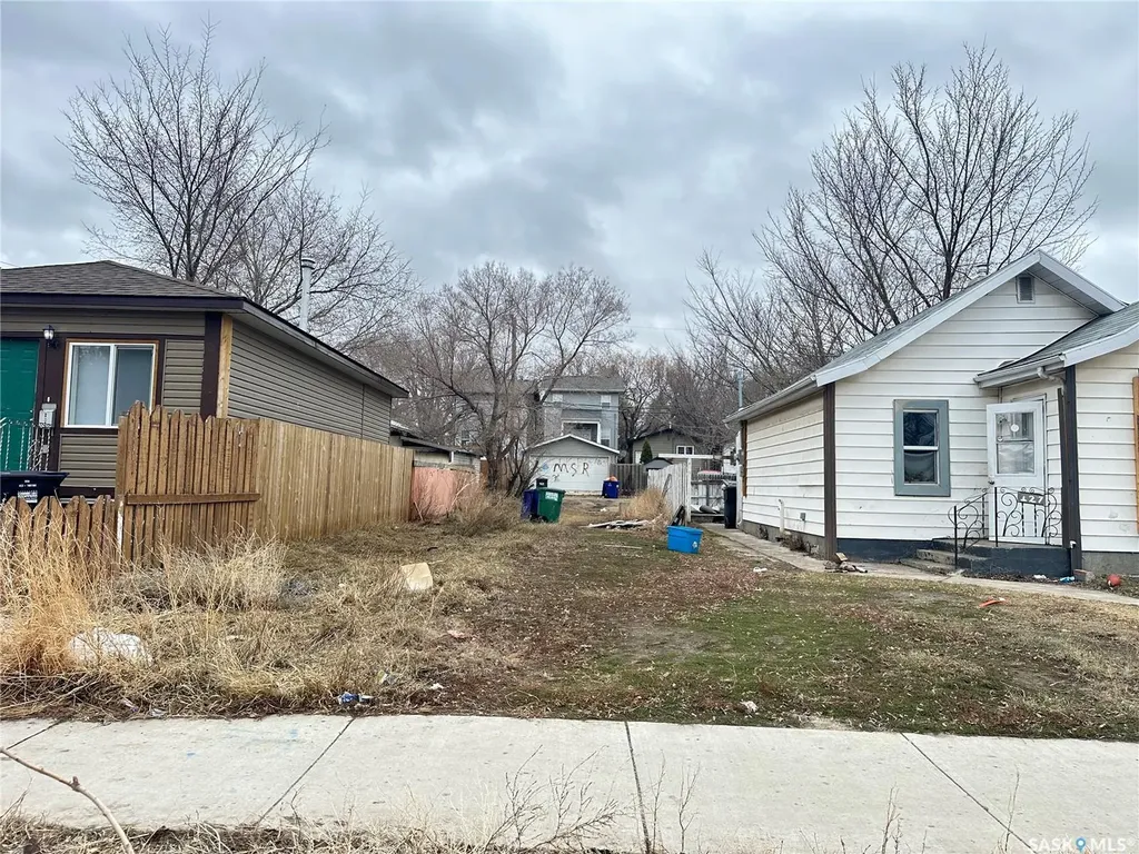 129 M Avenue S Saskatoon SK S7M 2K1