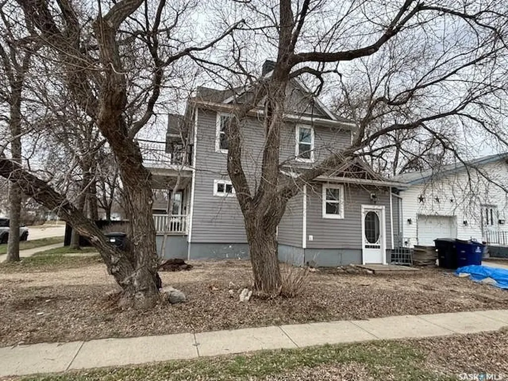 617 Bison Avenue Weyburn SK S4H 0J7