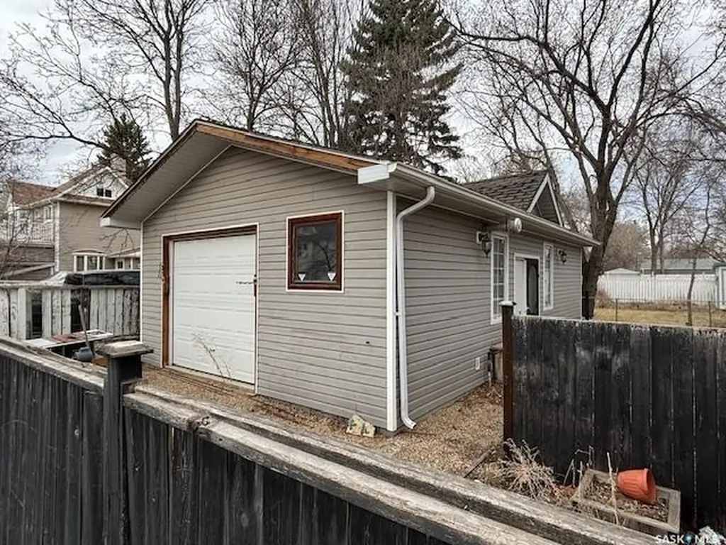 617 Bison Avenue Weyburn SK S4H 0J7
