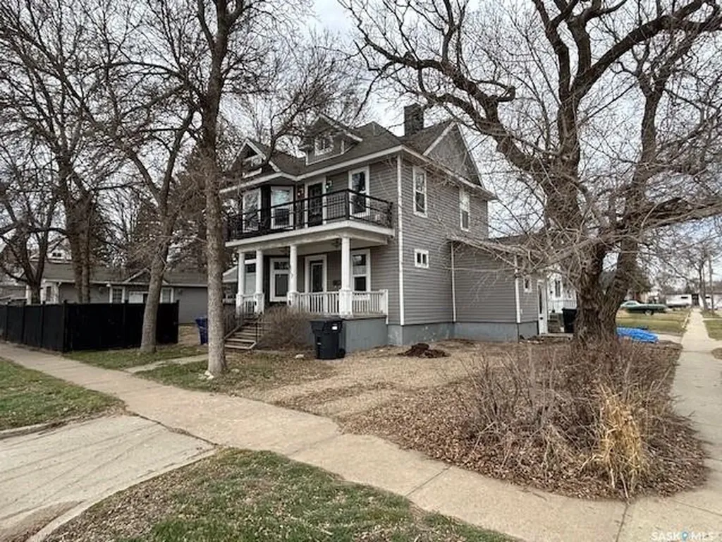617 Bison Avenue Weyburn SK S4H 0J7