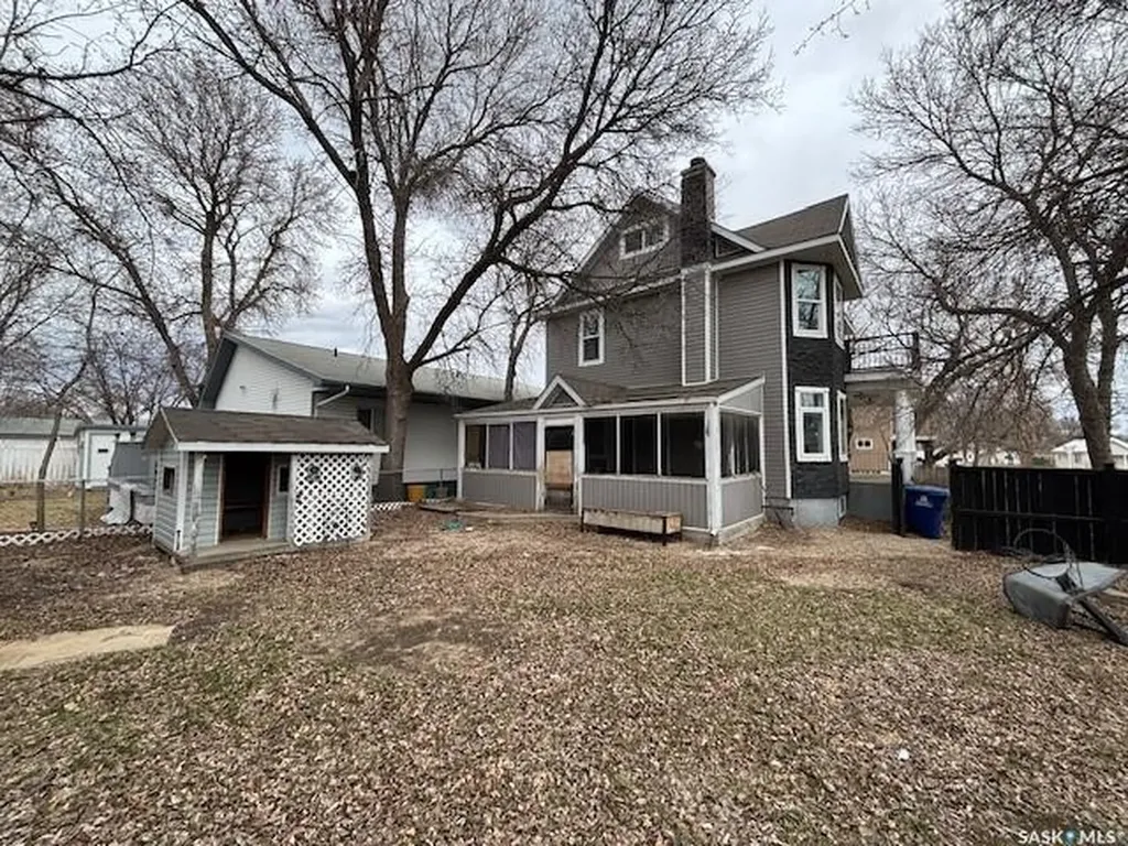 617 Bison Avenue Weyburn SK S4H 0J7