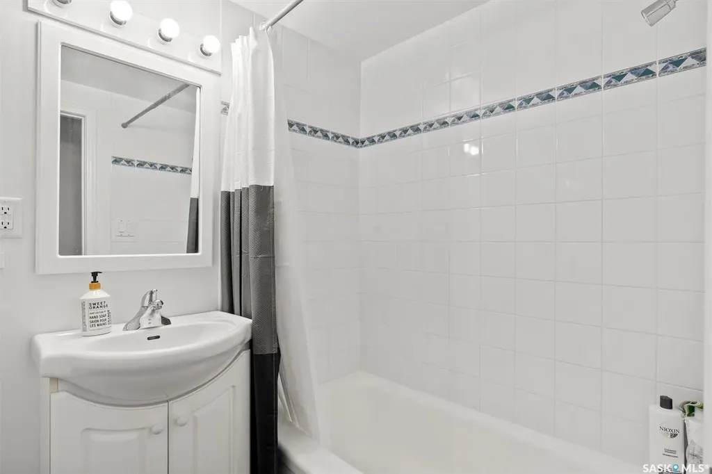424 3rd Avenue N Saskatoon SK S7K 2J3