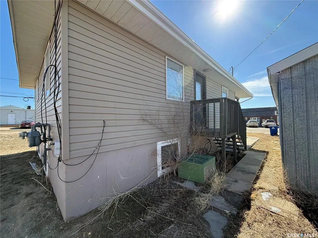 112 1st Avenue W Kindersley SK S0L 1S0