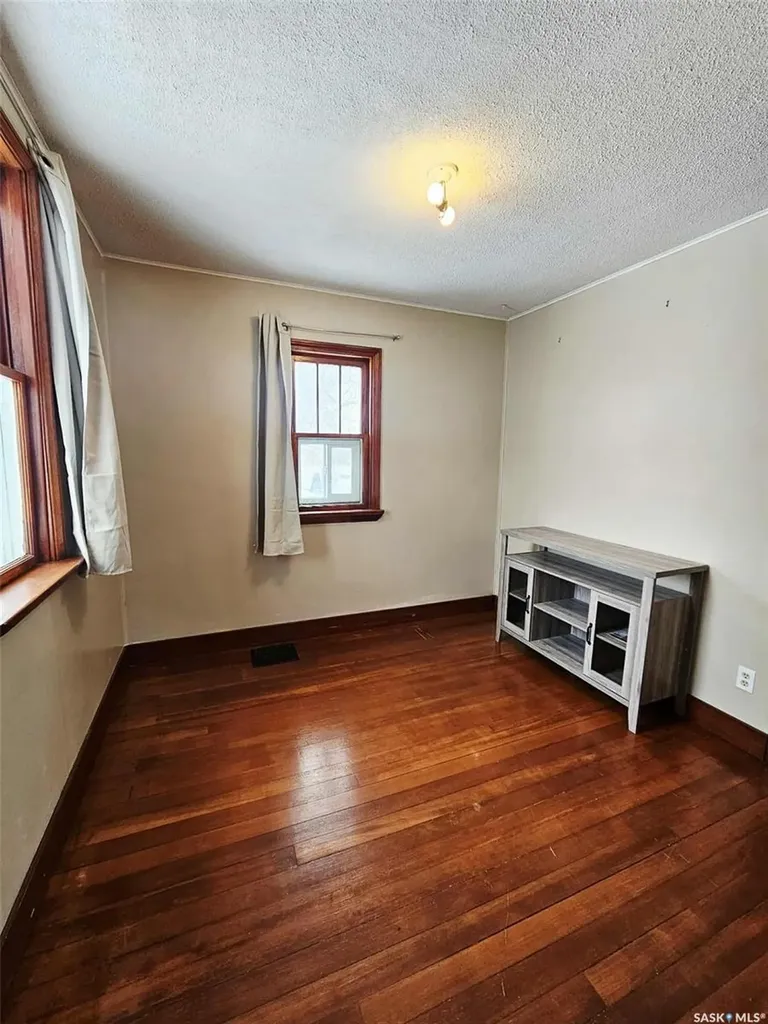 303 Ohlen Street Stockholm SK S0A 3Y0