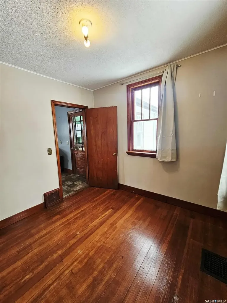 303 Ohlen Street Stockholm SK S0A 3Y0