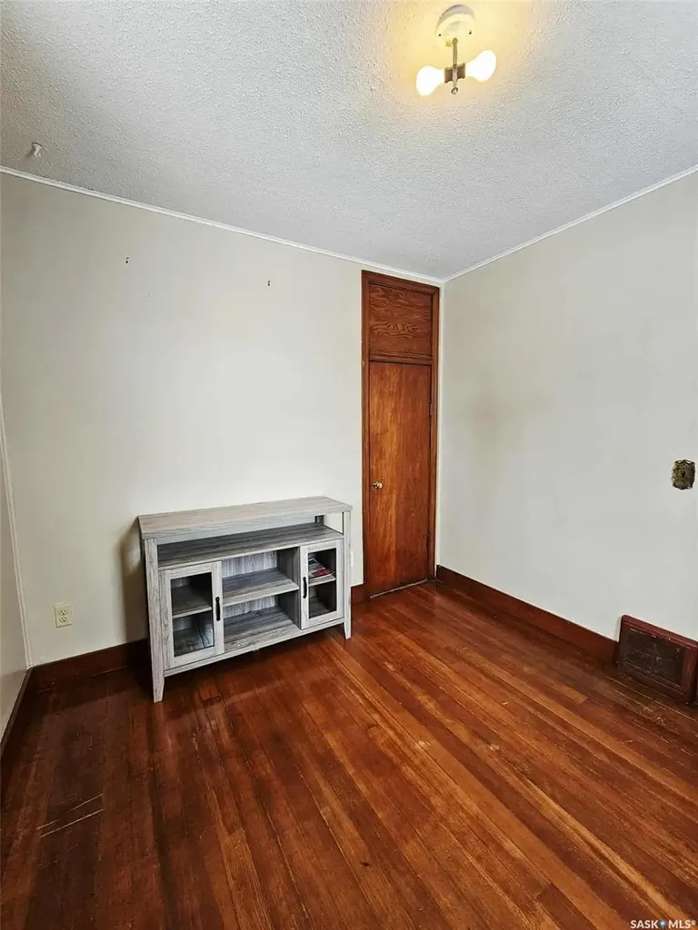303 Ohlen Street Stockholm SK S0A 3Y0