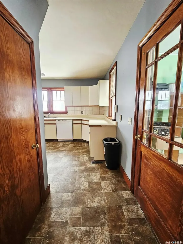 303 Ohlen Street Stockholm SK S0A 3Y0